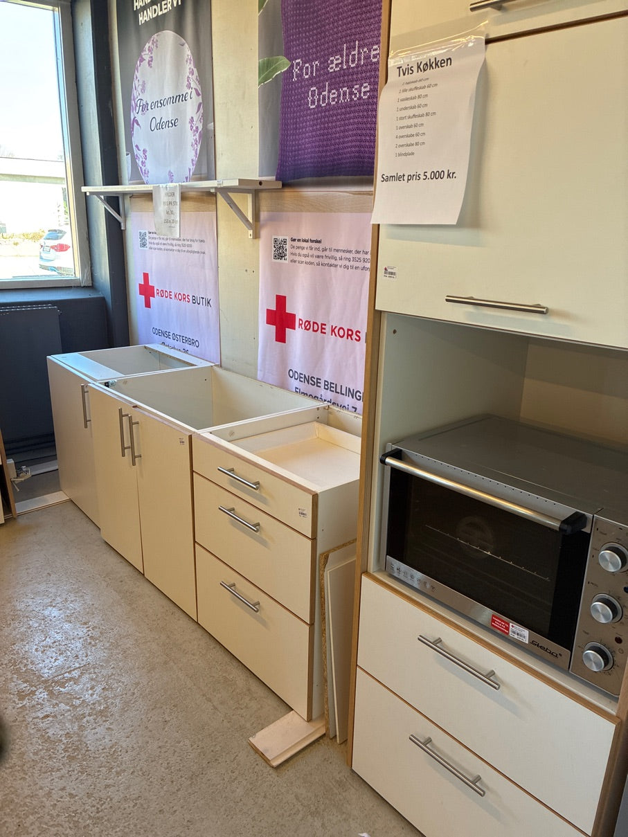 Tvis køkken pæn og velholdt